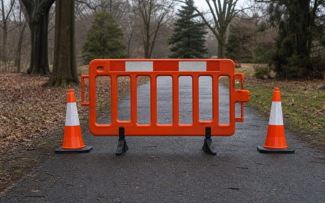 Barrière de chantier orange avec cônes de signalisation bloquant un chemin, illustrant un site web coincé en mode maintenance